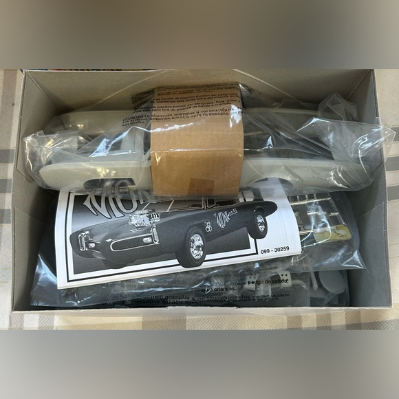VINTAGE MONKEES MOBILE MODEL CAR KIT 2002 BARRIS CUSTOM 1:25 SCALE - Picture 2 of 9